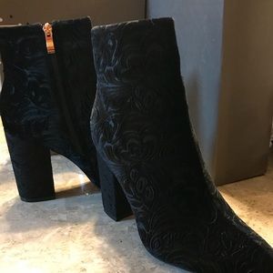 SZ 9 - BLACK SWIRL BOOTS
